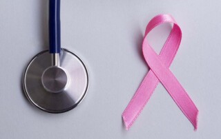 Mujeres latinas participando en evento Pink October contra el cáncer de mama en Philadelphia