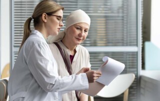 mujer latina reflexionando sobre sus mociones frente al cáncer