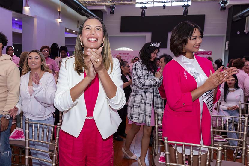 Mujeres latinas apoyando Pink October en Philadelphia