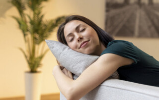 a hidratación constante y el descanso profundo fortalecen la energía, la claridad mental y el bienestar integral de la mujer moderna